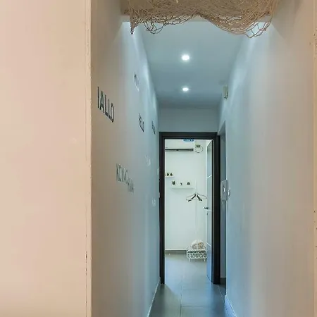 De Valois Apartment *